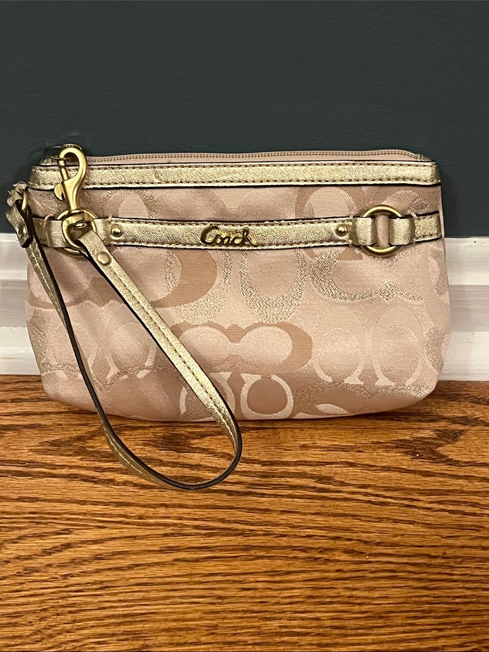 COACH GALLERY OPTIC METALLIC SIGNATURE MEDIUM WRISTLET 47837 KHAKI GOLD